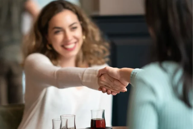 Personas estrechando las manos como símbolo de acuerdo tras registrar una empresa