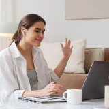 chica trabajando por conciliación familiar en el trabajo